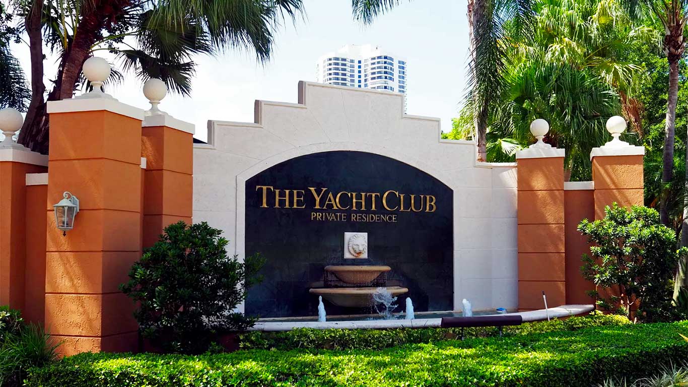 yacht club aventura address